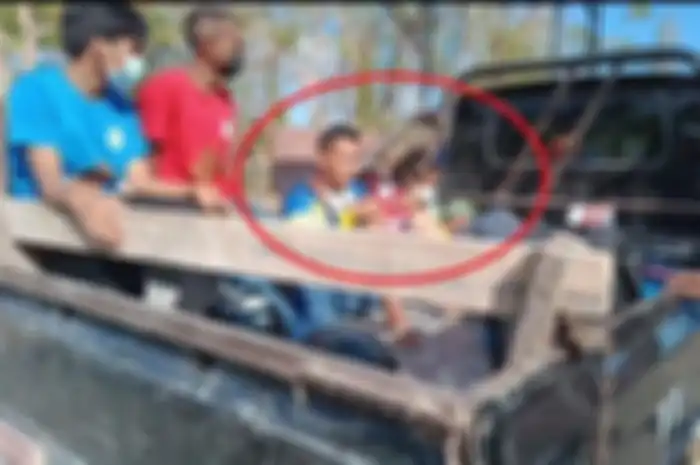 Susanti Ndapataka (kanan) dan pelatihnya, Angga Silitonga (kiri) pulang dengan menumpang di bak Suzuki Carry pikap.