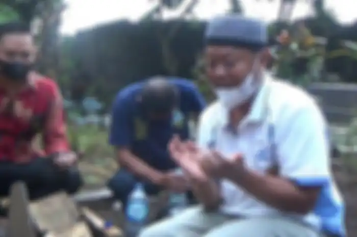 Yosef menangis di makam Tuti dan Amalia, korban kasus pembunuhan Subang.