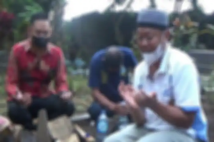 Yosef saat mendatangi makam Tuti Suhartini dan Amalia Mustika Ratu pada Jumat (8/10/2021).