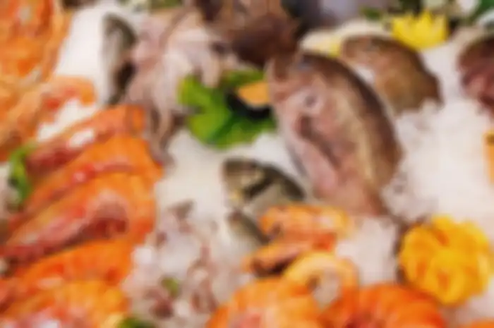 Salah satu hal yang harus diperhatikan ketika memilih seafood adalah memperhatikan bagian luarnya.