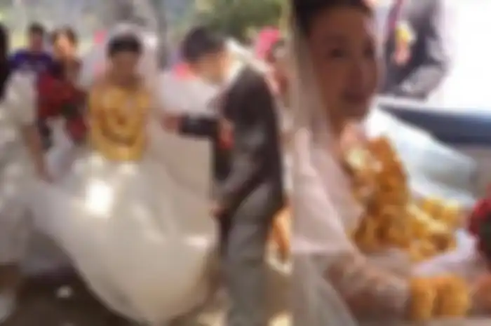 Seorang pengantin viral di media sosial hanya karena memakai kalung sebanyak 60 kg emas di lehernya. 