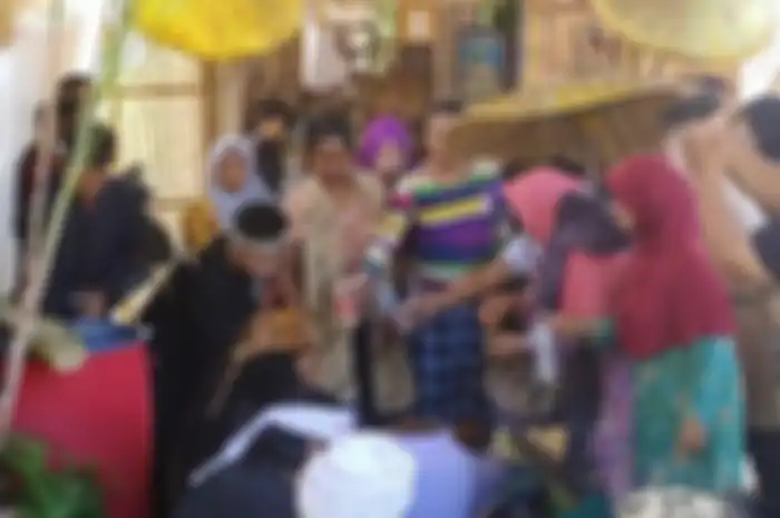 Warga berebut air hasil pencucian benda pusaka yayasan Al-Awaliyah Padepokan Nur Sedjati, Kamis (7/11/2019)
