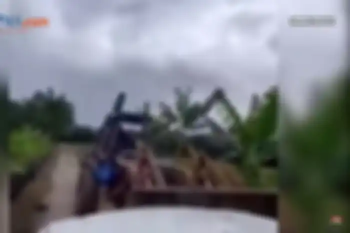 Cekcok soal parit di sawah, pria ini nekat tabrak mobil warga dengan ekskavator.