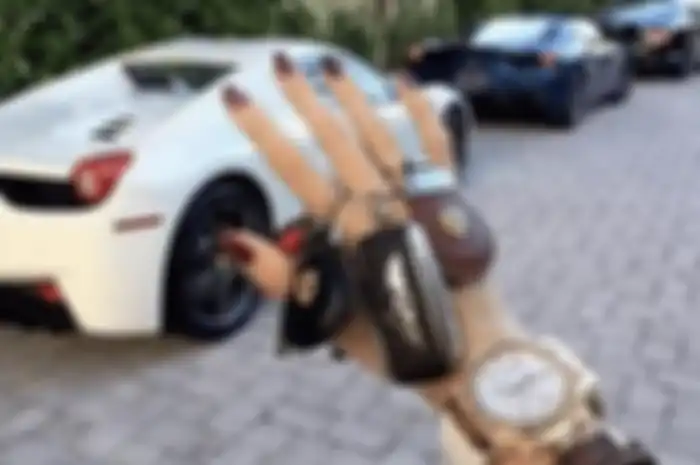Feng Ping akan berikan mobil mewah bagi pria yang berani melamarnya