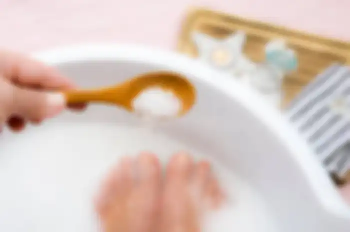 Merendam kaki dengan baking soda