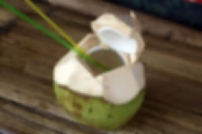 Waktu terbaik minum air kelapa adalah sebelum sarapan pada saat perut kosong.