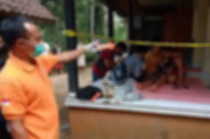 Polisi saat lakukan olah TKP usai menerima laporan terkait perampokan di Banjar Sidembunut, Kelurahan Cempaga, Kabupaten Bangli, Bali, Kamis 7 Oktober 2021.