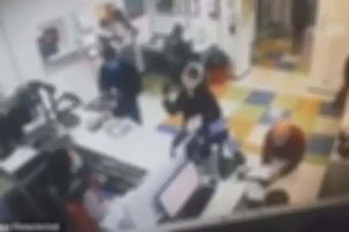 Aksi seorang wanita yang lepas celana dalam dan dipakai sebagai masker terekam CCTV.
