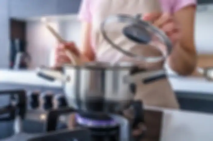 Memasak menggunakan peralatan masak stainless steel