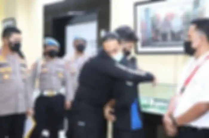 Permohonan maaf Brigadir NP yang tak disambut dengan pelukan balik oleh korban.