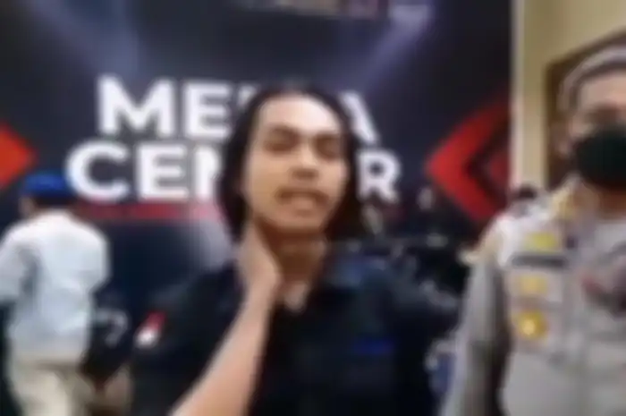 Sosok Fariz, mahasiswa yang kena 'smackdown' polisi saat demo di Tangerang