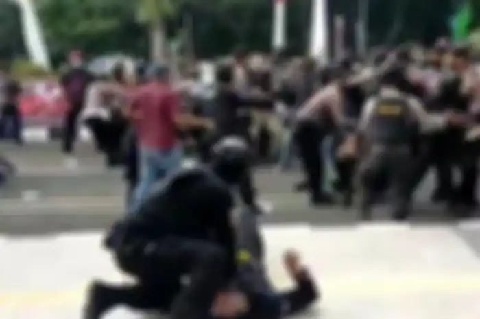 Video amatir yang menunjukkan aksi arogan polisi saat demo di Tangerang