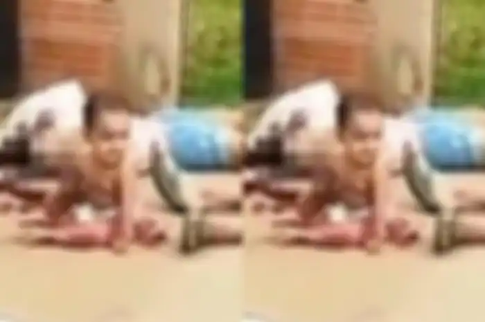 Bayi menangis di genangan darah kedua orang tuanya