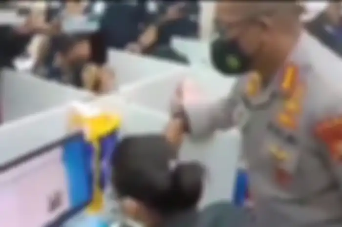 Polisi menggerebek kantor pinjaman online (pinjol) ilegal di Perumahan Elite Green Lake City, Cipondoh, Kota Tangerang , Kamis (14/10/2021) siang.