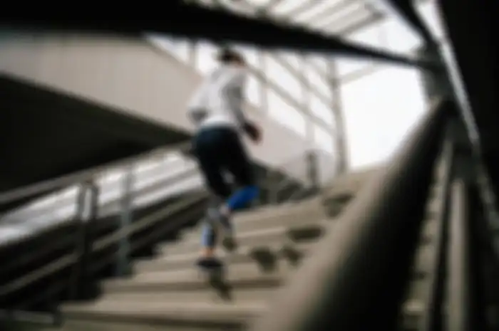Lima gerakan olahraga untuk perempuan yang bisa dilakukan di kantor. Salah satunya stair climbing.