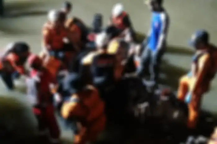 Tim SAR gabungan sedang mengevakuasi korban meninggal siswa MTS Harapan Baru Cijantung Ciamis yang meninggal dunia akibat tenggelam terseret arus Sungai Cileueur, Kabupaten Ciamis, Jumat (15/10/2021) malam.