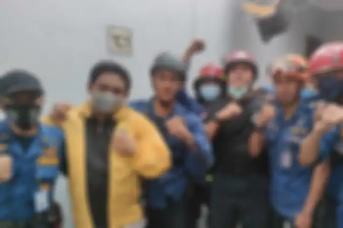 Nirawan helm kuning bersama personel damkar kota depok usai menyelamatkan jasmin