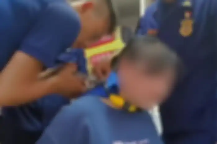 Petugas pemadam kebakaran di China berupaya memotong rantai sepeda yang terkalung di leher seorang ibu. 