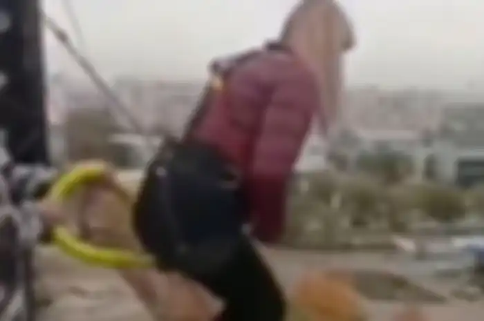 Yevgenia Leontyeva, ibu 33 tahun bersiap untuk melompat dari ketinggian 25 meter saat menjajal olahraga ekstrem.