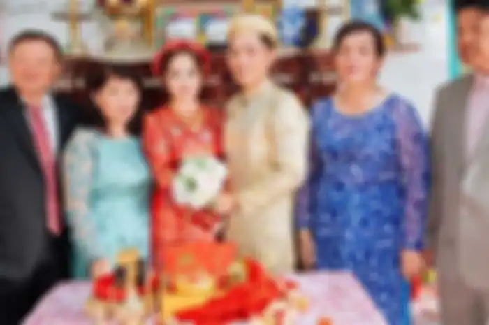 Mertua Cam Huong yang baik hati di sebelah kirinya.