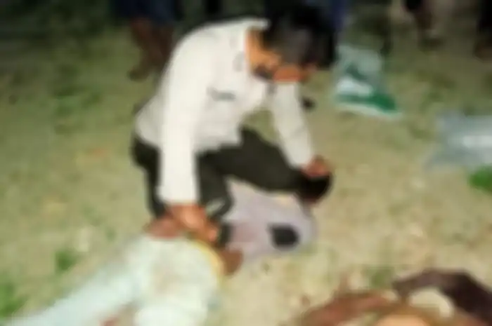 Petugas Polres Samosir mengamankan Budianto Situmorang, lelaki yang memenggal kepala ayahnya sendiri 