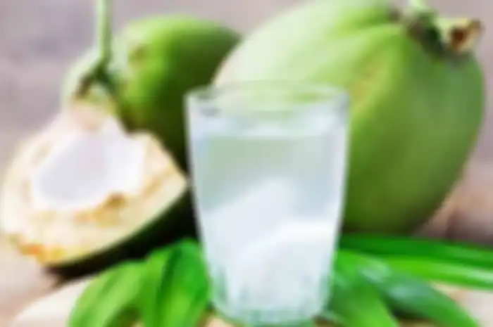 Air kelapa ternyata tak hanya jadi obat alergi, minuman yang satu ini jika dikonsumsi di pagi hari bisa menurunkan berat badan