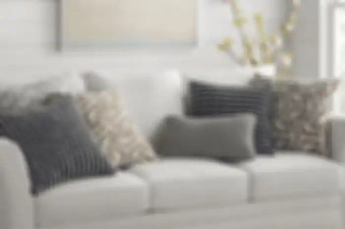 Manfaatkan bantal aksen sebagai alternatif dekorasi ruangan