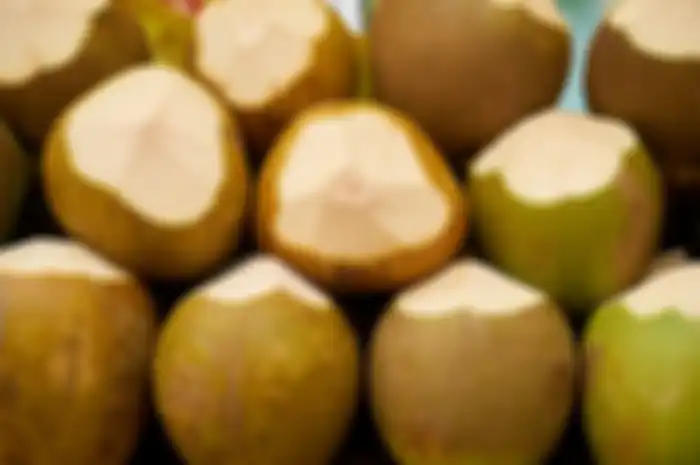 Air kelapa dapat menjaga tubuh tetap terhidrasi ketika demam.