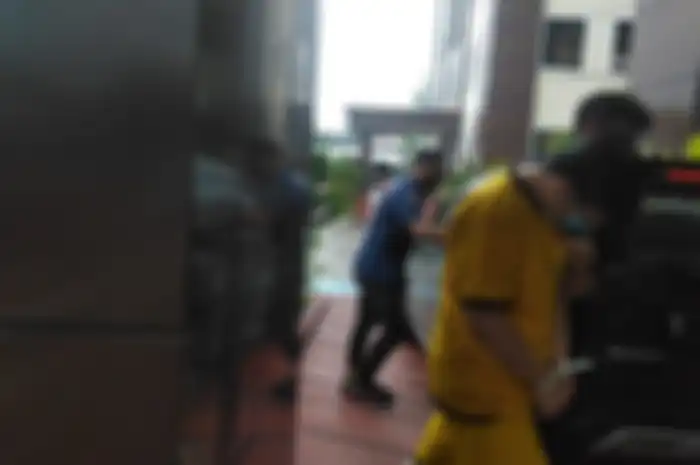 Polisi menangkap RSO, bos perusahaan pinjaman online (pinjol) ilegal yang digerebek di Sleman, Yogyakarta, pekan lalu. Dengan mengenakan baju tahanan, RSO digelandang ke Kantor Ditreskrimsus Polda Jabar, Selasa (19/10/2021).