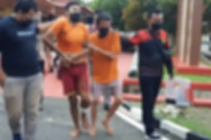 M Rafli (kaki diperban) dan Apoy, keduanya tersangka kasus pembunuhan Ella Andini, digiring menuju ruang konferensi pers, di Polres Bangka Selatan, Jumat (22/10/2021)