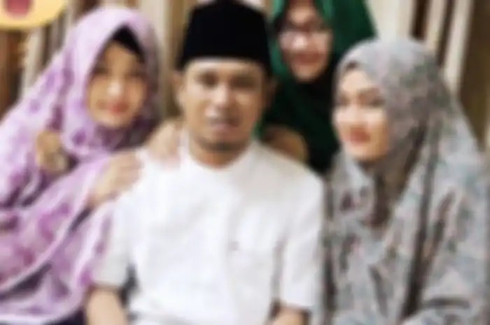 Lora Fadil dan tiga istrinya