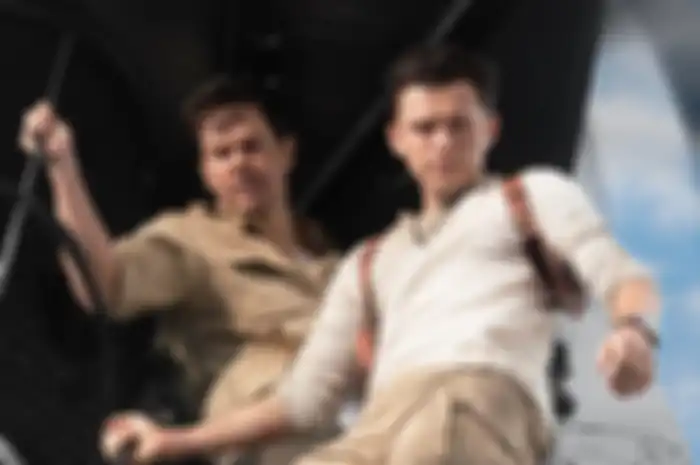 Film Uncharted, Tom Holland sebagai Nathan Drake (kanan) & Mark Wahlberg sebagai Victor 'Sully' Sullivan (kiri)