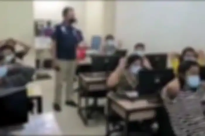 Polisi saat menggerebek kantor pinjol ilegal