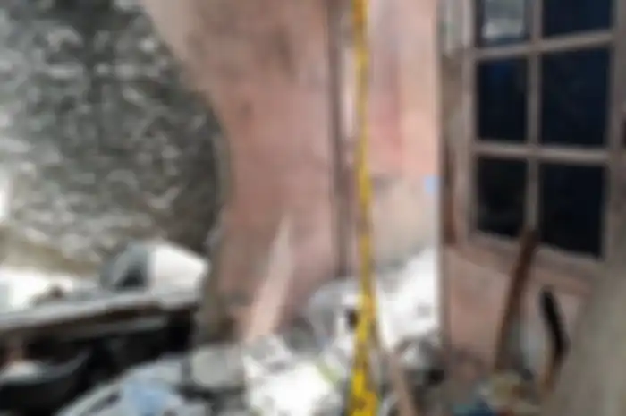 Rumah di jalan satu maret kecamatan kalideres roboh.