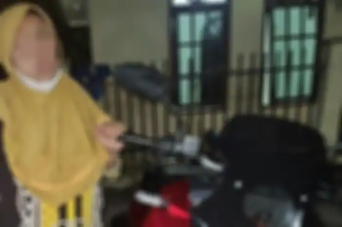 Lindawati dan sepeda motor miliknya diamankan petugas kepolisian Polsek Prabumulih Barat 