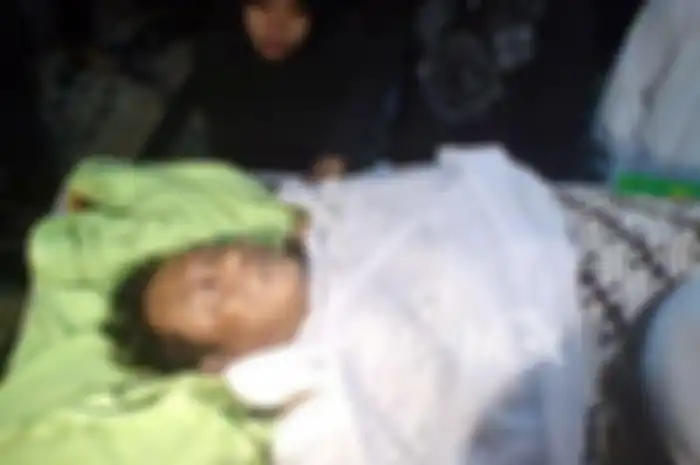 Foto jenazah bintang sinteron Si Doel bikin trenyuh. Selain sahabatnya, juga terlihat antusiasme warga sekitar yang ingin melayat ke rumah duka. 