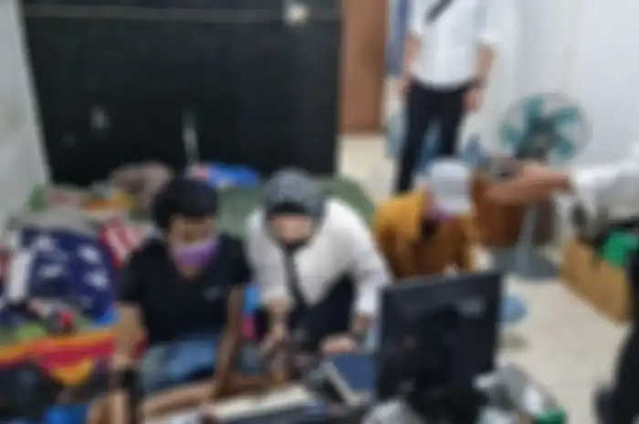 Penggerebekan tempat pinjaman online di kawasan Cengkareng, Jakarta Barat pada Senin (25/10/2021). 