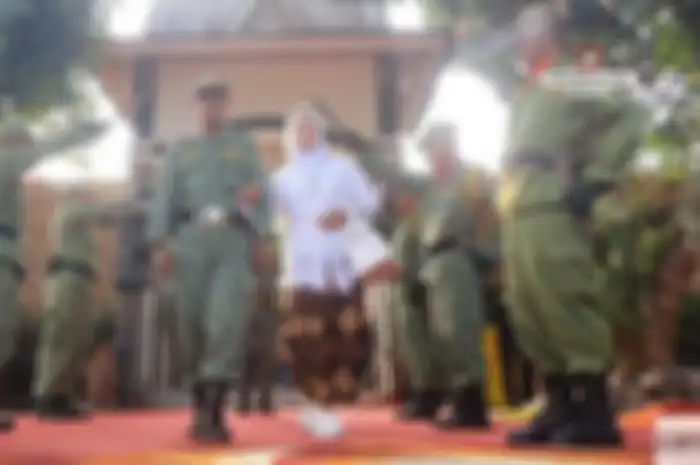Prosesi golok pora yang berlangsung dalam pernikahan Hansip Sabel dan sang istri, Amah.