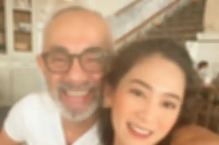Bunga Zainal bersama sang suami, Sukhdev Singh.