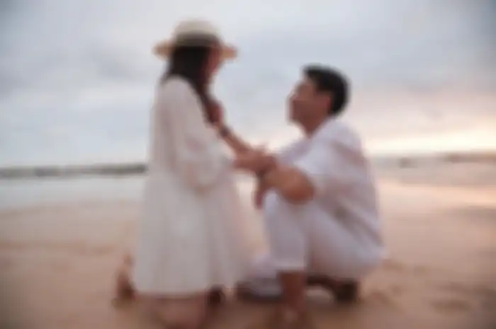 Chelsea Islan resmi dilamar Rob Kardinal di tepi pantai