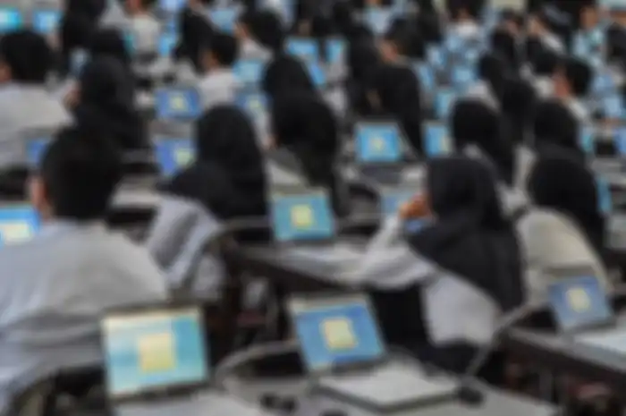 Sejumlah peserta mengikuti Seleksi Kompetensi Dasar (SKD) berbasis Computer Assisted Test (CAT) untuk Calon Pegawai Negeri Sipil (CPNS) di Gedung Serba Guna Balekota Tasikmalaya, Jawa Barat, Sabtu (1/2/2020).  Sebanyak 51.875 peserta yang terbagi dua kota dan empat kabupaten diantaranya Kota Tasikma