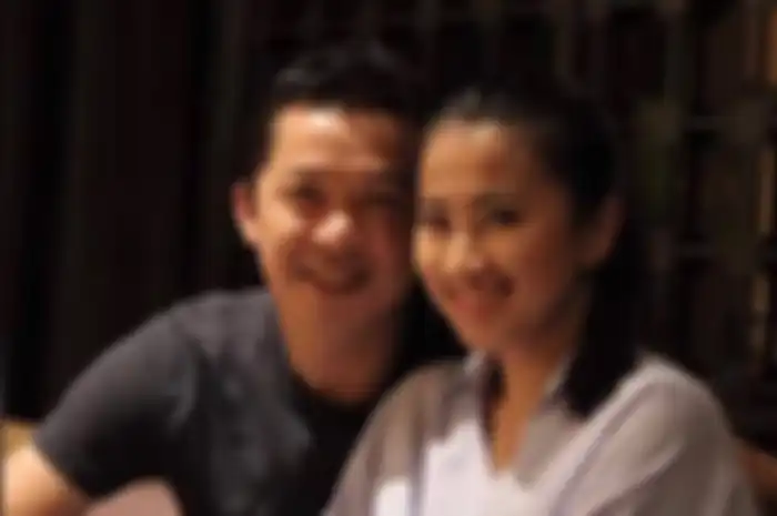 Taufik Hidayat dan istri.