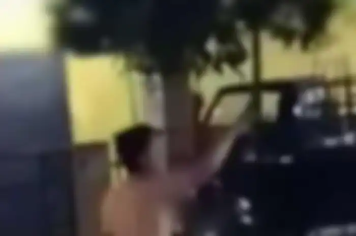 Viral pria tanpa busana lari keluar dari hotel.