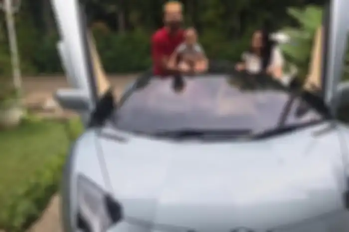 Raffi Ahmad, Nagita slavina, dan Rafathar berpose di Lamborghini-nya yang baru.