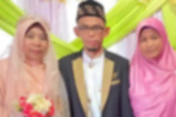 Ustaz Rahmatullah (Tengah) bersama istri pertama Nurul Aisyah (Kiri) dan istri kedua Sahruni (kanan) 