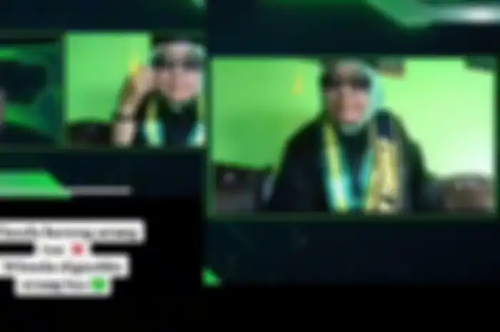 Seorang ibu gantikan anaknya dalam wisuda online
