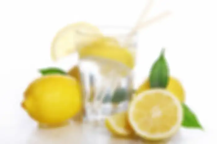 manfaat minum air lemon