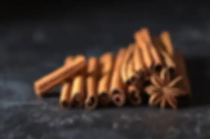 Kayu manis biasa dijadikan sebagai pemanis alami untuk campuran kue atau sajian minuman.