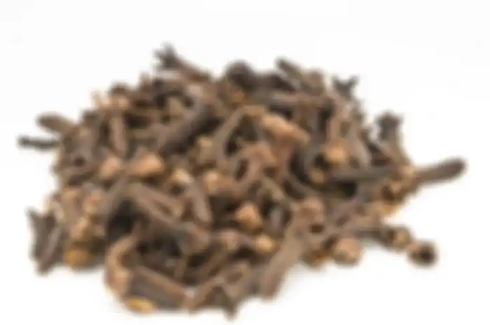 Cengkeh memiliki aroma dan rasa yang manis, sehingga sering jadi campuran masakan dan minuman teh.