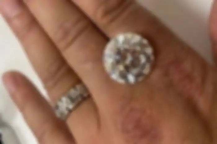 Cincin berlian besar yang nyaris dibuang karena dikira tak berharga ternyata bernilai puluhan miliar